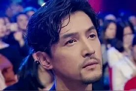 娱乐圈十大“妈宝男”：个个堪称“巨婴”，有人40岁和妈妈同睡图片