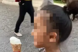 5岁女孩穿紧身包臀裙引热议，舔冰激凌很风尘，网友：打扮太成熟图片