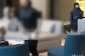 四川商场闹剧：女子内急随地便，围观者拍摄起争执，网友：尿失禁图片