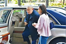 甘比隐忍14年成刘太太，撇下刘銮雄独自上车，如今不亲自扶他了？图片