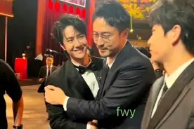 金鸡奖后台，当王一博遇上王传君彭昱畅，才明白什么叫修养和风范图片