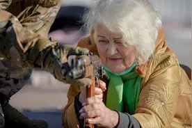 乌克兰动员79岁大妈扛枪上战场：欢迎俄军来地狱 宁战死也绝不投降图片