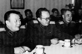 1952年，黄克诚与唐棣华做出了艰难的选择，儿子结婚只能用自行车图片