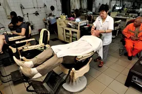 修面是现代人的享受，刮脸是老一辈儿的放松图片