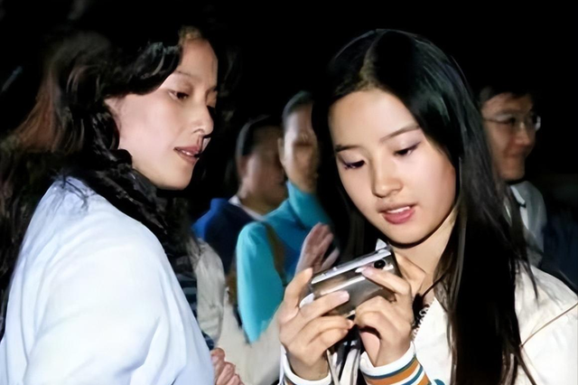刘亦菲的妈妈刘晓莉：两婚两离，至今单身，长得比女儿还漂亮