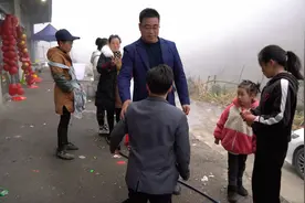 男子独自辛苦把女儿养大至出嫁，女婿感恩一跪，不少网友瞬间泪崩图片