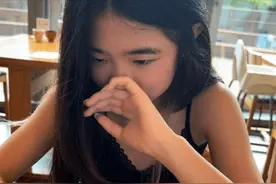 曹格11岁女儿完美逆袭，做美甲穿吊带打扮成熟，和妈妈越变越像图片