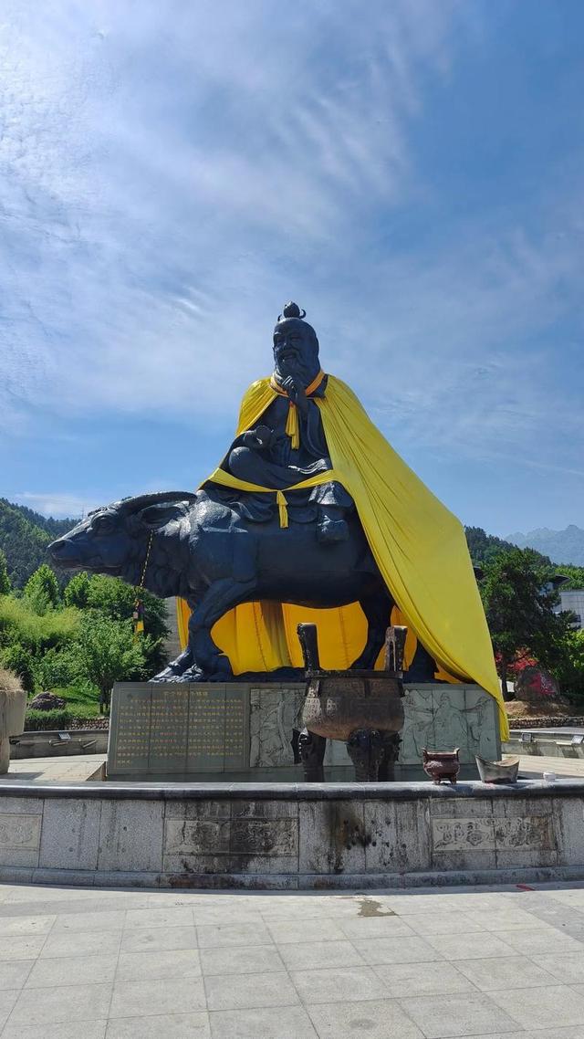 洛阳西南300里：道教名山老君山