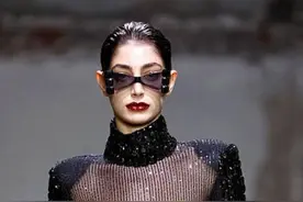 巴黎时装周刮起一阵“热风”，众女模为博眼球，纷纷着透视装走秀图片