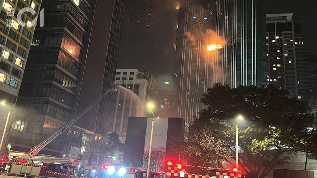 香港42层在建高楼深夜起火 烈焰冲天