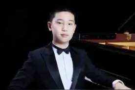 林永健老婆罕晒娃，11岁大竣五官长开已变成小大人，拿奖拿到手软图片