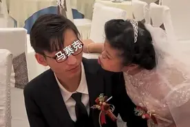 39岁女子和29岁小伙结婚，婚礼上她想亲他，新郎一脸嫌弃急忙躲闪图片