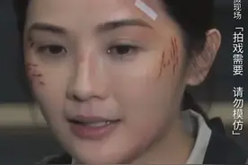 《神探大战》阿sa太敬业，穿内衣走臭水沟，嘴里含球被裹保鲜膜图片