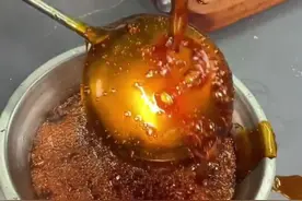 炒糖色是用油还是用水，为什么你炒的糖色不是发黑，就是凝成糖块图片