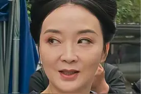 50岁晴格格王艳重返荧幕，镜头下眼窝凹陷表情狰狞，风采不复当年图片