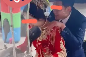 婚礼当天，新娘骑电动车载着新郎赶往酒店，网友纷纷表示羡慕图片