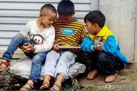 900万留守儿童的现状：手机，最先摧毁的其实是底层穷人的孩子图片