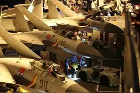 山东舰上的歼15夜训，飞行员技术超大黄蜂，装备落后更要勤学苦练图片