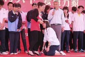 下跪仪式进校园，培养“服从意识”要从娃娃抓起？图片