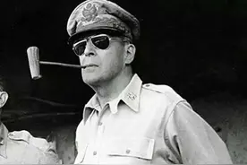 麦克阿瑟凭啥乱入中国教材？放嘴炮的五星上将，沾满血的刽子手图片