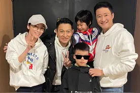 刘德华半蹲与吴京一家合影，吴所谓全程高冷脸，弟弟偷亲华仔萌翻图片