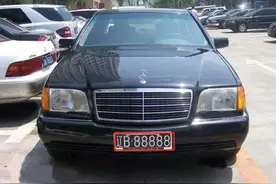 王健林开了26年没换的“虎头奔”，究竟是啥来头？车牌估值500万图片