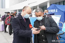 高铁站里的“银发服务”图片