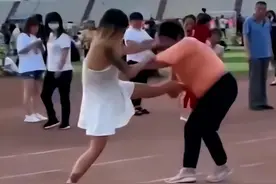 河北一年轻女子跳舞被大妈殴打，现场多人围观，当事人：不认识她图片
