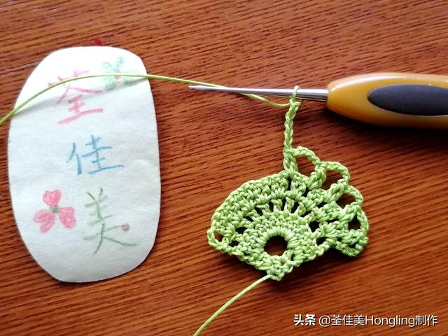 远方喜欢在银杏树下漫步的人,为你钩织了两片银杏叶哟