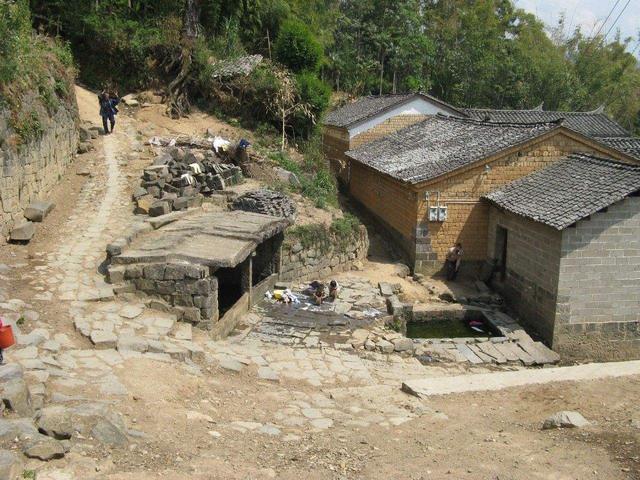 辽宁“公主”：16岁吃饭靠人喂，每个月零花钱30万，开跑车摆地摊