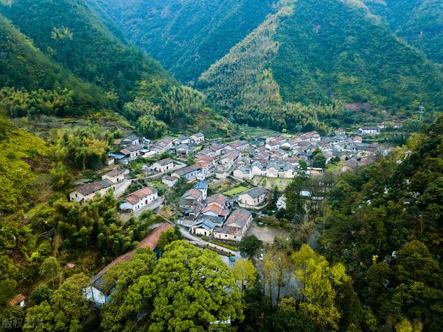 安徽省六安市独山镇坐落于大别山北麓,西淠河之滨,是一块集红色,古色
