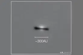 距地球1300多光年，韦伯望远镜拍到了一个圆盘状物体，中心有光亮图片