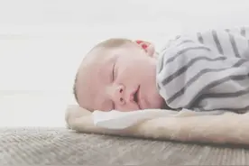 夏天那么热，宝宝也能睡凉席吗？图片