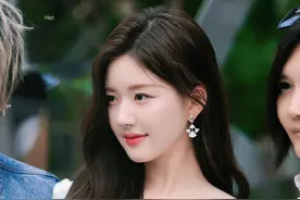 赵露思秀身材火辣美背抢眼，一字肩仙女背如何练？10分钟轻松练图片