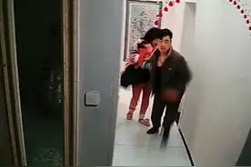 河南一幼儿凌晨高烧惊厥，妈妈抱着孩子手足无措，哭声响彻楼道图片