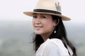 曾红过董卿的王小丫，身材臃肿满脸疲态？55岁无子女，热衷公益！图片