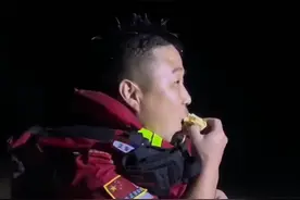 山东一救援队奔赴河北涿州，夜晚救援队员泡在冰冷的水中颤抖着吃东西# 抗洪救灾# 致敬一线工作人员图片