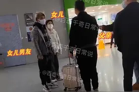安徽一女孩欲和男友私奔，父亲追到火车站，女儿手指着父亲大骂图片
