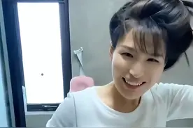 河南一男子趁妻子洗澡准备给她惊喜，妻子看到后瞬间跳起：太幸福图片