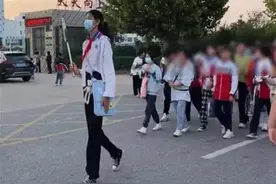 12岁小学女生身高1.9米特招打排球，比当年朱婷还高出一头，学习成绩好喜欢美术图片