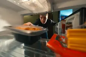 太吓人！美国男子偷吃室友隔夜剩菜，结果惨遭感染截肢图片