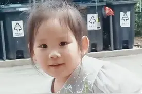 杜锋儿子与妹妹骑自行车！4岁妹妹微胖很可爱，与母亲长相很相似图片