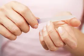 指甲若长成3种样子，可能是癌或疾病的信号，要引起重视图片