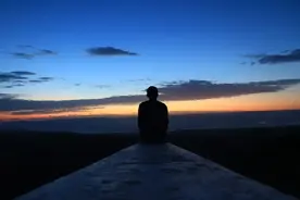 如果一个中年男人放不下你，会有什么样的特征图片
