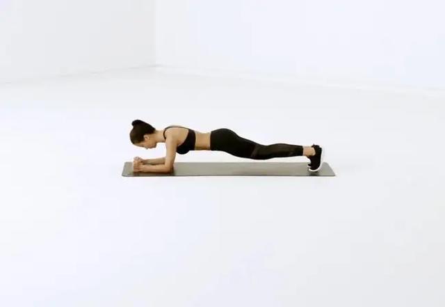 曲臂平板支撑,是一个锻炼手臂力量的动作,平时可以多做这个动作来减掉