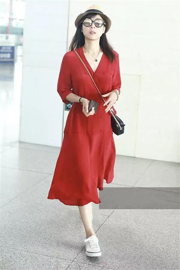 42岁的张静初气质出众,身穿红色连衣裙搭配帆布鞋,又美又好看