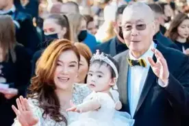83岁钢琴家刘诗昆把1岁女儿宠成小公主，要与小37岁老婆拼二胎图片