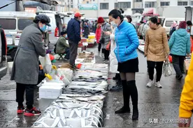 早市卖价37块钱一斤，青岛人百吃不厌的“蝙蝠鱼”，煎炸红烧香酥图片