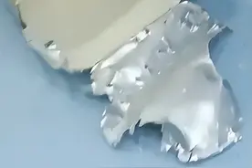 母猫被封25天，靠啃方便面养活6只小猫！网友：每个牙印都是母爱图片