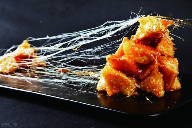 拔丝三品是一道常见于东北宴席之上的甜品菜,拔丝三宝当中的"三品"即